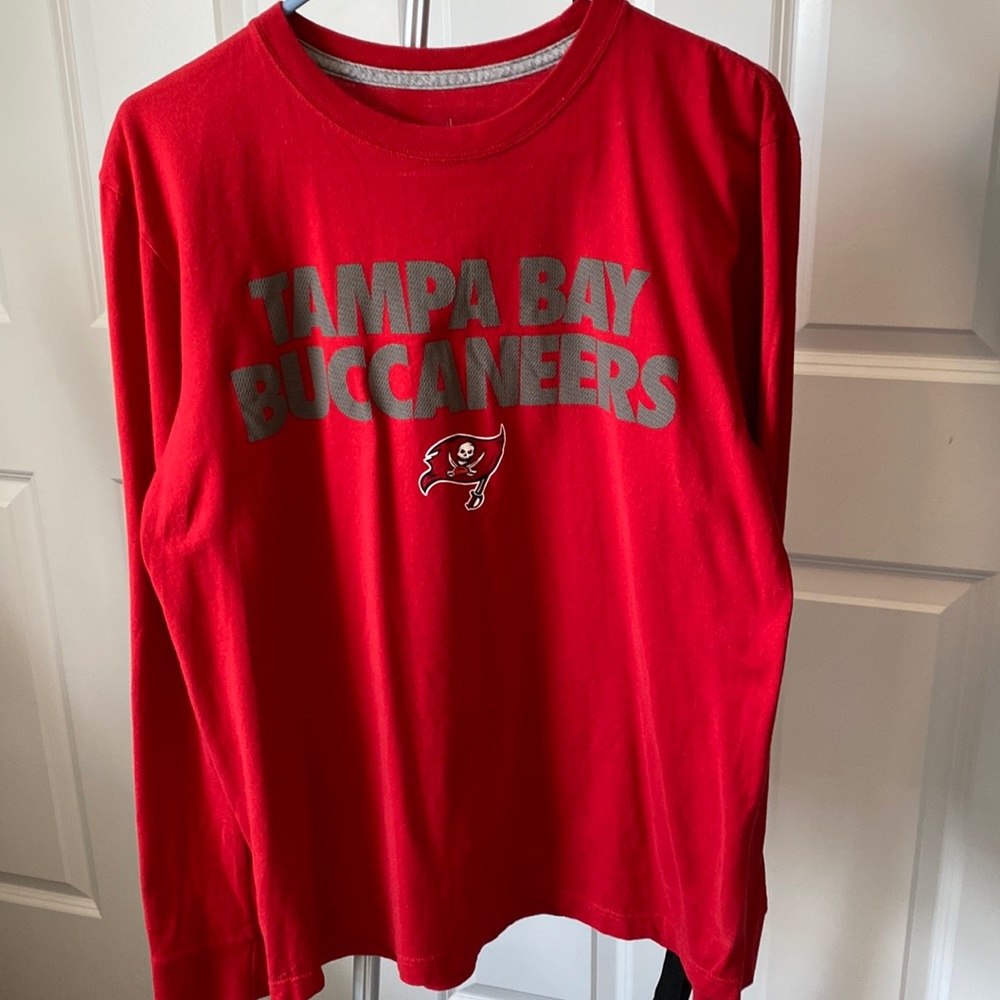 Nike mens top size medium. Tampa Bay Buccaneers.